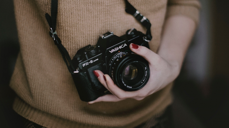 photographe-ST ANTONIN-min_woman-camera-photography-photographer-slr-dslr-319-pxhere.com